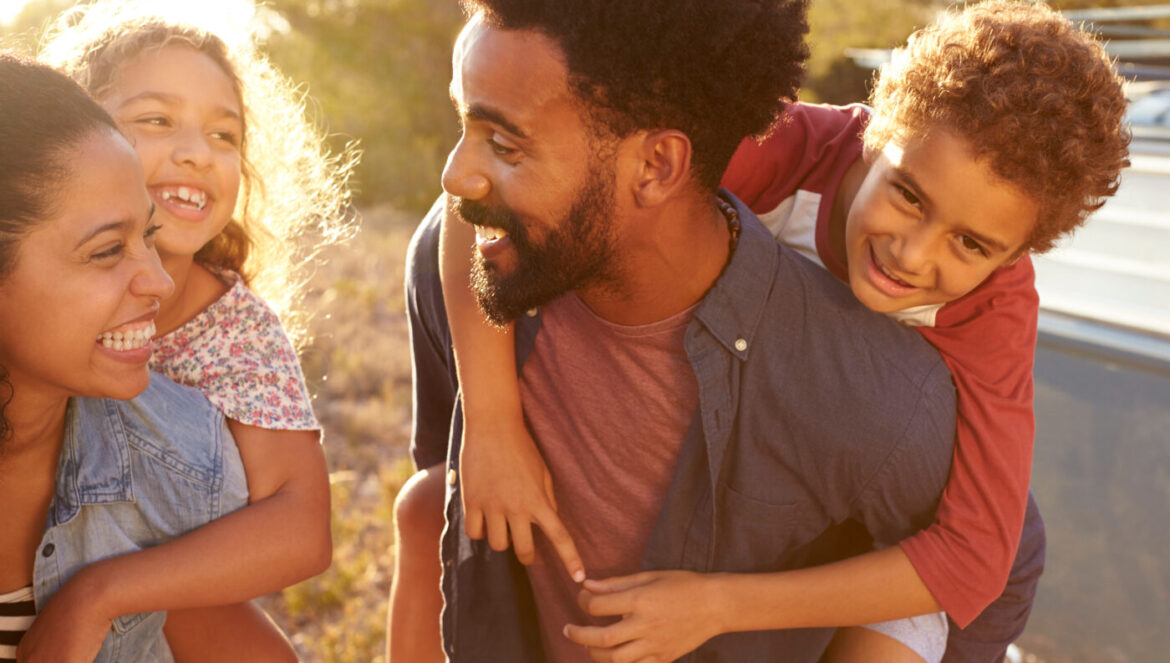 Como criar filhos felizes: 3 coisas surpreendentes que roubam sua alegria