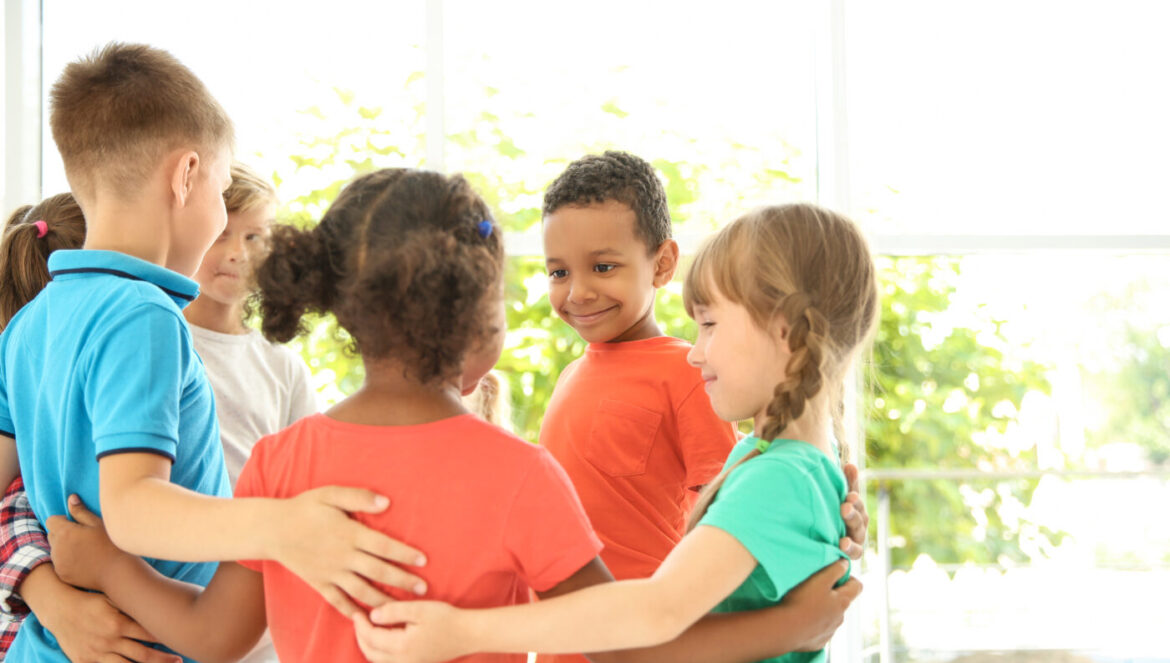 4 maneiras de ensinar seus filhos a serem mais do que uma ‘boa pessoa’