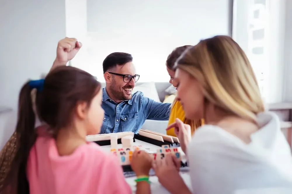 Pais e filhos se conectam aprendendo inglês nas férias